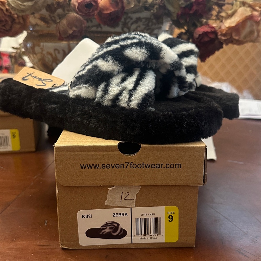 ❤️BNIB Seven7 Black and White Kiki Zebra Slippers